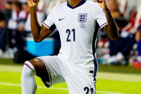 南宫28-包含姆巴佩回归赛场，逆转首场状态亮眼，中国队观众沸腾！的词条