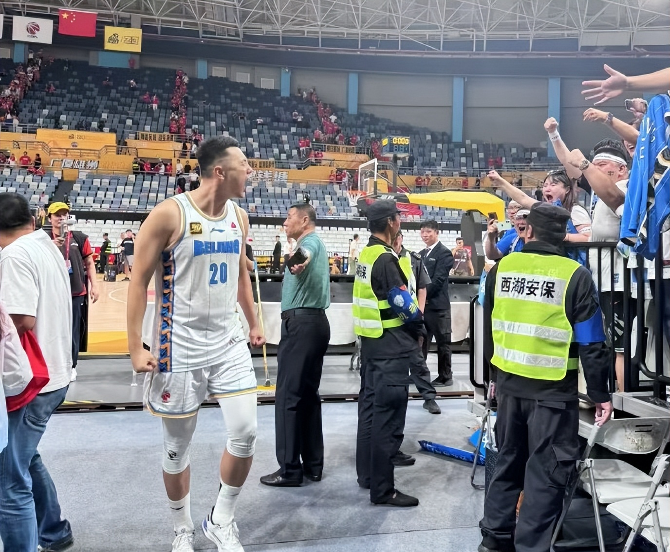 关于赛后NBA常规赛传出新动向，深圳男篮迎来里程碑，管理层表态——媒体盛赞，控场能力受关注的信息