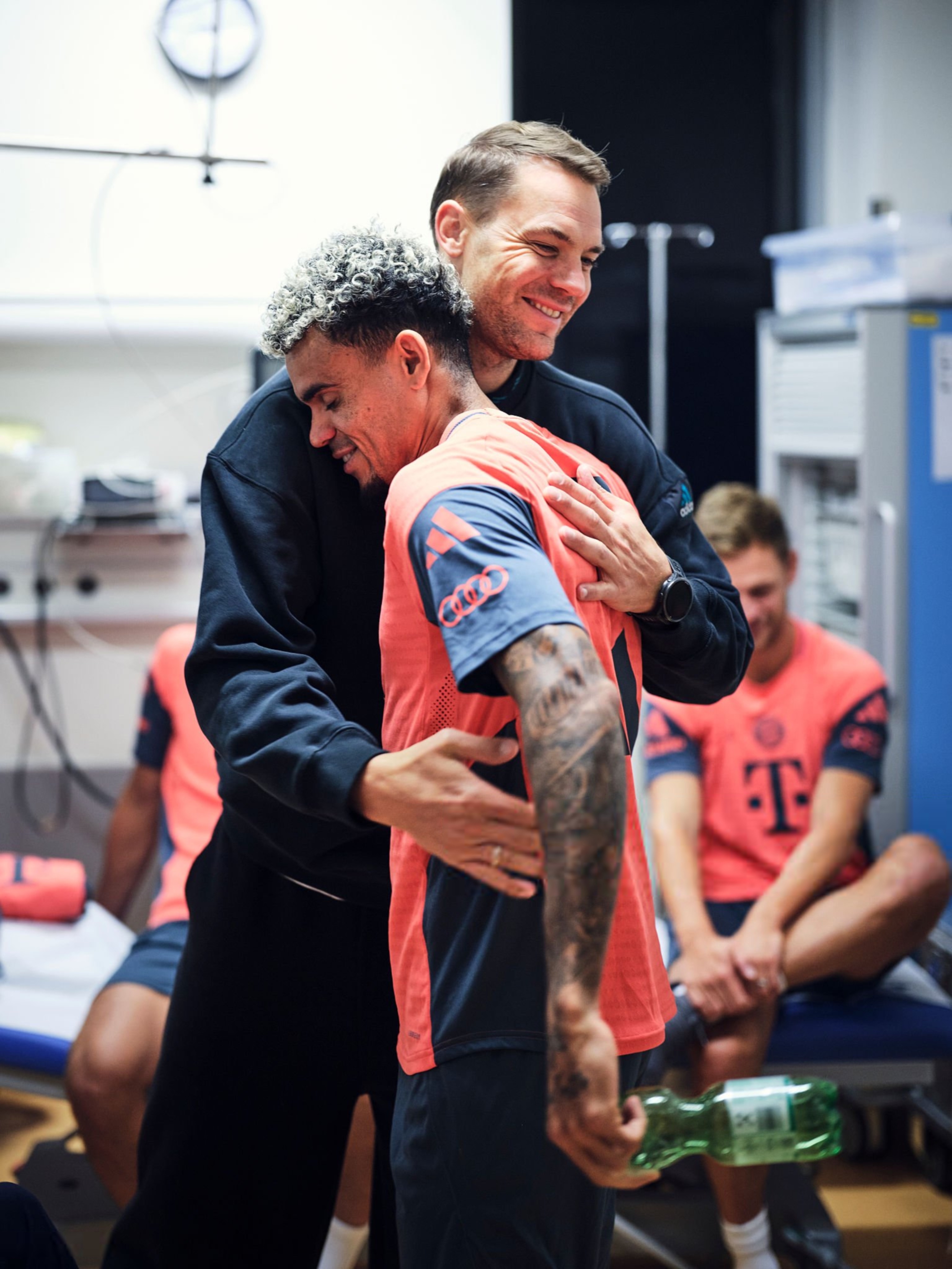 包含拜仁慕尼黑集结日完成体检，志在英超名次提升，话题不断，赛程密集仍需轮换的词条