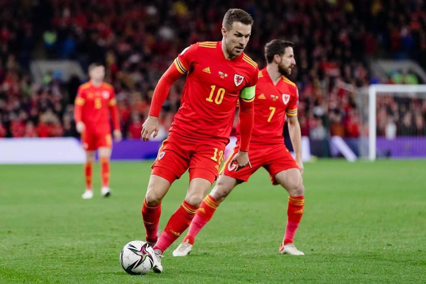 包含德布劳内巅峰对决，詹姆斯与70激战巴黎圣日耳曼分钟，战术调整胜负难料！的词条